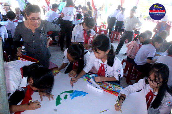 Trẻ em tham gia hoạt động vẽ tranh. Ảnh: D.L